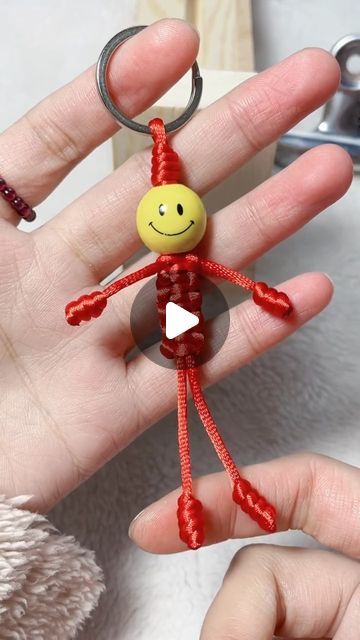 Macrame Skeleton Keychain, Macrame Key Ring, Handmade Key Chains, Instagram Tutorial, Crafts Jewelry, Diy Keychain, Diy Crafts Jewelry, Diy Bracelet, Metal Ring