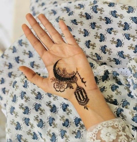 Moon Mehandi Designs Simple, Aesthetic Hina Design, Moon Mehendi Designs Front Hand, Chand Mehendi Designs For Eid, Minimal Mehendi Designs Aesthetic, Moon Mehandi Designs, Minimal Aesthetic Mehndi Designs, Moon Mehendi Designs, Ramzan Mehndi Design