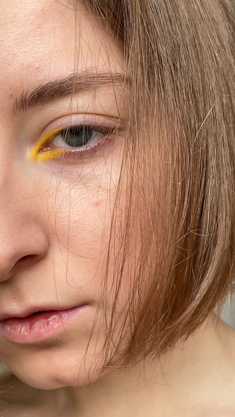 Minimal Yellow Eye Makeup, Minimal Color Makeup, Minimalistic Eye Makeup, Yellow Eyeliner Looks, Yellow Make Up, Minimalist Eyeliner, Minimalist Eyeshadow, Yellow Makeup Looks, Yellow Eyeshadow Looks