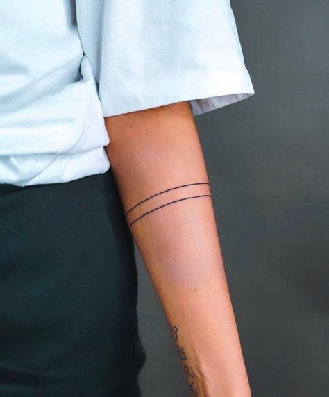 Womens Arm Band Tattoo Simple, Line Around Forearm Tattoo, Ink Stripes Tattoo, 2 Line Tattoo Arm, 2 Stripes Tattoo, Minimal Band Tattoo, Tattoo Around Arm Bands, Woman Band Tattoo, Dainty Band Tattoo