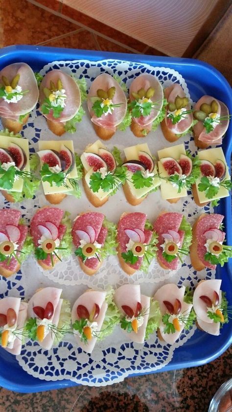 Decorações Com Comidas, Reception Food, Egg Salad Recipe, Party Food Platters, Fun Salads, Food Carving, Party Finger Foods, Food Garnishes, Tea Sandwiches