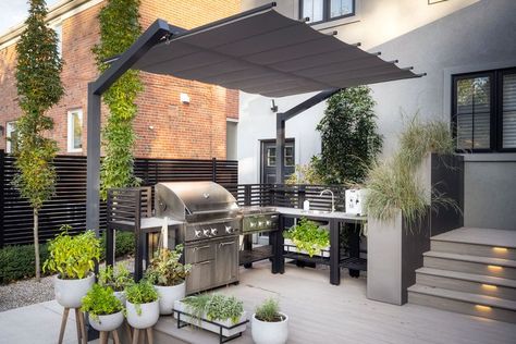 Freestanding retractable canopy over an outdoor kitchen in Toronto. Outdoor Kitchen Sink, Garden Decking, Small Outdoor Kitchens, Decking Ideas, Wood Patio Furniture, Retractable Canopy, Patio Kitchen, Granite Countertop, Outdoor Kitchen Patio