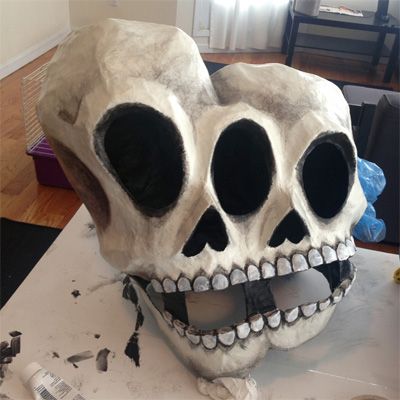 How to paint paper maché projects using spray paint and acrylic; my tutorial, preferred materials, tips, work in progress pics, etc. Paper Mache Balloon, Paper Mache Skull, Sustainable Halloween, Paper Mache Masks, Macabre Halloween, Diy Halloween Masks, Horror Crafts, Paper Mache Projects, Paper Mache Mask