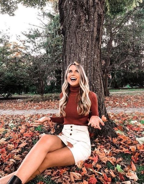 Looking for Thanksgiving photoshoot ideas? Check out these Thanksgiving pictures and Thanksgiving photoshoot ideas Thanksgiving Photoshoot Ideas, Vsco Fall Outfits, Fall Picture Outfits, Fall Photo Shoot Outfits, Cute Thanksgiving Outfits, Senior Photo Outfits, Senior Picture Outfits, Fall Photoshoot, Picture Outfits