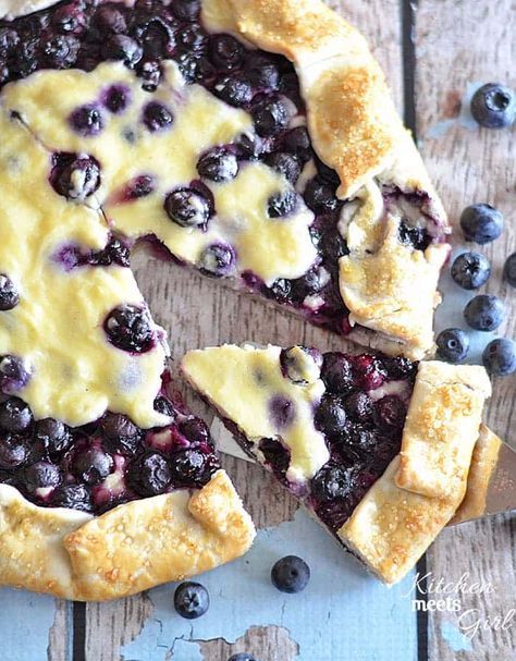 This blueberry cheesecake galette is super simple, yet elegant - a perfect recipe for even a novice chef! #recipe #blueberries #pie Cheesecake Galette, Focaccia Dolce, Galette Recipe, Blueberry Pie, Blueberry Recipes, Blueberry Cheesecake, Fruit Desserts, Pound Cake, Cheesecake Recipes