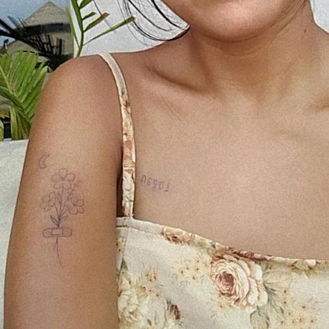 Band aid flower bouquet Band Aid Flower Tattoo, Band Aid Tattoo, First Tattoos, Flower Bouquet Tattoo, Bouquet Tattoo, Plant Tattoo, Cute Little Tattoos, Flower Band, Rib Tattoo