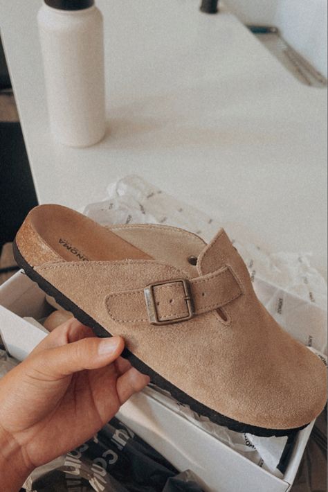 Taupe Clogs Dupe Birkenstock Boston’s Curated On LTK Womens Clog Birkenstock, Birkenstock Clogs With Leggings, Birkenstock Shearling Clogs Outfit, Birkenstock Buckley Outfit, Womens Clogs Outfits, Clogs Aesthetic, Birkenstock Shearling, Birkenstock Big Buckle, Birkenstock Clogs Outfit