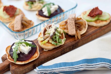 Step up from the usuals cracker appetizers with these savory pancakes. Pancake Tuesday is coming up, and those savoury pancakes are all you need to complete your dinner. Mini Pancake Appetizers, Pancake Appetizer, Evening Recipes, Cracker Appetizers, Festive Buffet, Classy Appetizers, Savoury Pancakes, Crackers Appetizers, Pancake Tuesday