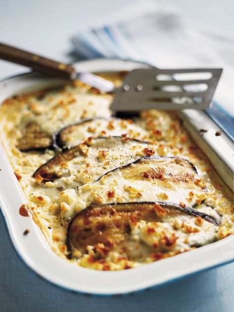 This popular Turkish dish features layers of tender eggplant, tomato sauce and seasoned ground beef topped with an optional white sauce and cheese. Turkish Eggplant, Eggplant Moussaka, Bechamel Sauce Recipe, Moussaka Recipe, Ground Beef Casserole Recipes, Ground Beef Casserole, Bechamel Sauce, Think Food, Eggplant Recipes