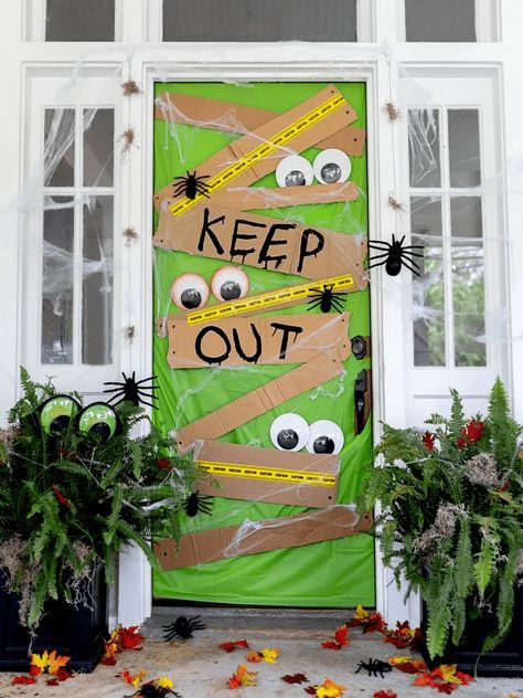 50 Spooky Halloween Front Porch Ideas Jesenske Dekoracije, Diy Halloween Door Decorations, Halloween Decorations Outdoor Porch, Halloween Classroom Door, Halloween Diy Door, Halloween Front Door Decorations, Halloween Diy Outdoor, Halloween Front Doors, Casa Halloween