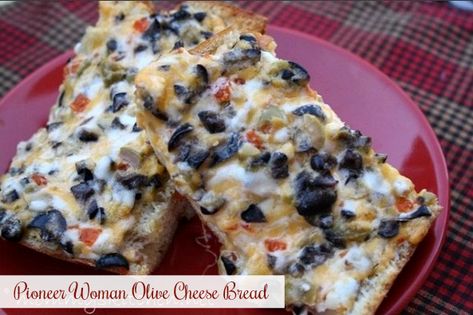 Mommy's Kitchen : The Pioneer Womans Olive Cheese Bread {My New Addiction} Olive Cheese Bread, Cheese Bread Recipe, Olive Bread, Cheesy Bread, Country Cooking, Green Olives, Cheese Bread, Pizza Bread, Appetizer Dips