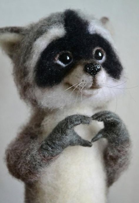 Raccoon Sculpture, Felted Raccoon, Felt Sculpture, Felting Animals, Amazing Embroidery, Toy Animals, Animals Love, Wool Needle Felting, Pastel Sec