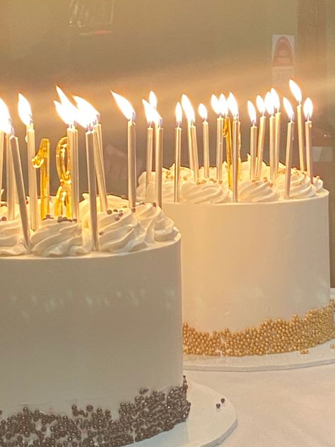 Long Candles Cake, Gold Cake Aesthetic, Gold And Silver Cake, Golden Birthday Themes, Cake Aesthetic Birthday, Gold Birthday Candles, 19th Birthday Cakes, Champagne Candles, Golden Birthday Parties