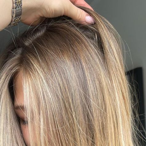 Balayage & blonding hairsalon on Instagram: "Foilyage, layered haircut and a blowout for this babe💕 - #foilayage #balayage #moneypiece #layeredhaircut #kappergent #colorista" Balayage Moneypiece, Foilyage Hair, Dimensional Hair, A Blowout, Layered Haircut, Hair Pictures, Layered Haircuts, Medium Length, Hair Salon