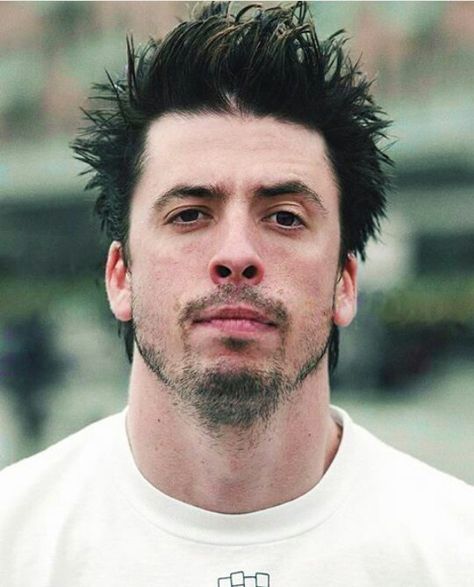 Dave Grohl 90s Short Hair, Dave Grohl Nirvana, Spikey Hair, David Grohl, There Goes My Hero, Foo Fighters Dave Grohl, Foo Fighters Dave, Dave Grohl Foo Fighters, 90s Teen