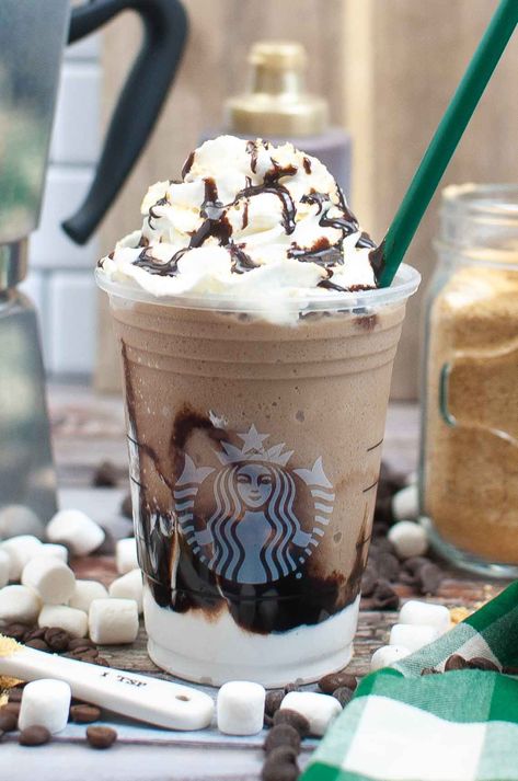 Have you ever tried to make your own starbucks drinks at home? You MUST try this Homemade Copycat Starbucks Smores frappe! Smore Frappe Recipe, Smores Frappe, Starbucks Frappe Recipe, Starbucks Banana Bread, Blended Coffee Drinks, Starbucks Pumpkin Bread, Cold Brew Coffee Recipe, Frappe Recipe, Cold Brew Recipe