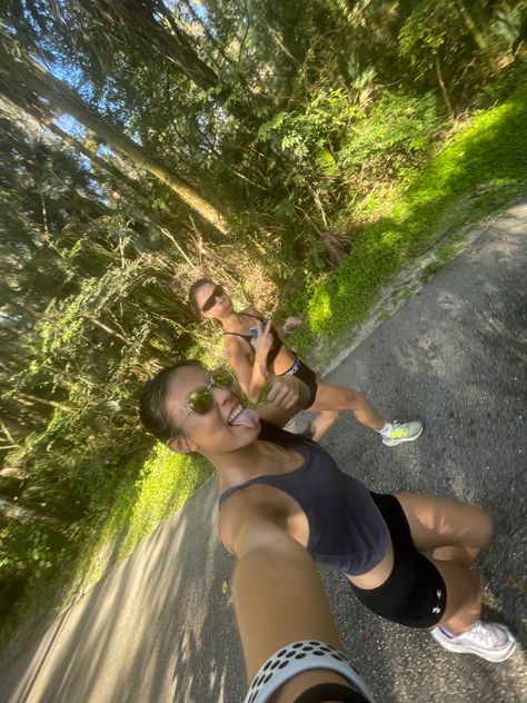 long run photo op Xc Aesthetic, Summer Workout Outfits, Running Friends, Fitness Vision Board, Bodysuit Outfit, Endurance Workout, Runners High, Cross Country Running, Cute Gym Outfits