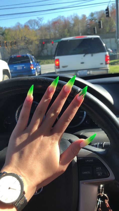 Long Stiletto Acrylic Nails, Green Nails Inspiration, Acrylic Nails Neon, Nails Neon Green, Neon Flames, Stiletto Acrylic Nails, Nails Neon, Art Designs Ideas, Med Tech