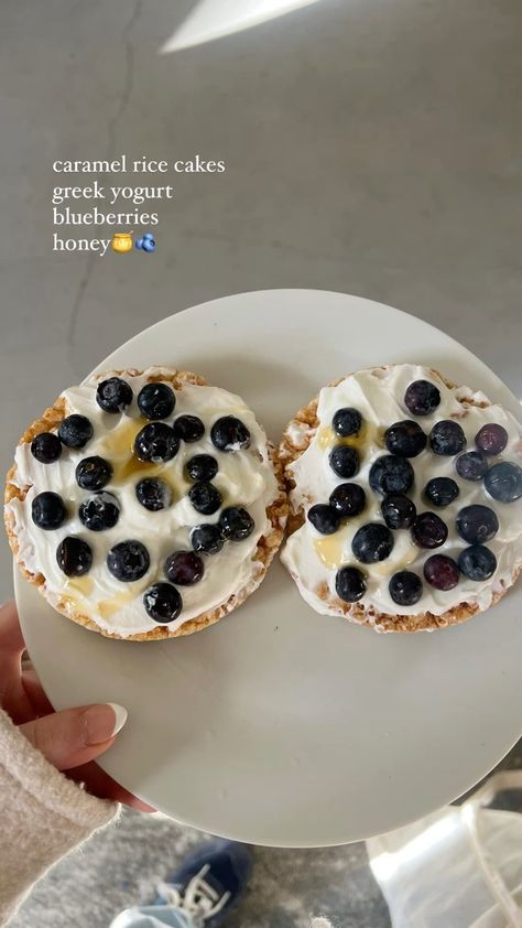 Good Healthy Protein Breakfast, Rice Cakes Breakfast Ideas, Rice Cakes Cream Cheese, Things To Eat With Rice Cakes, Food Inspo Recipes, Easy Whole Food Snacks, Caramel Rice Cake Snacks, Healthy Blueberry Snacks, Things To Make With Greek Yogurt Healthy