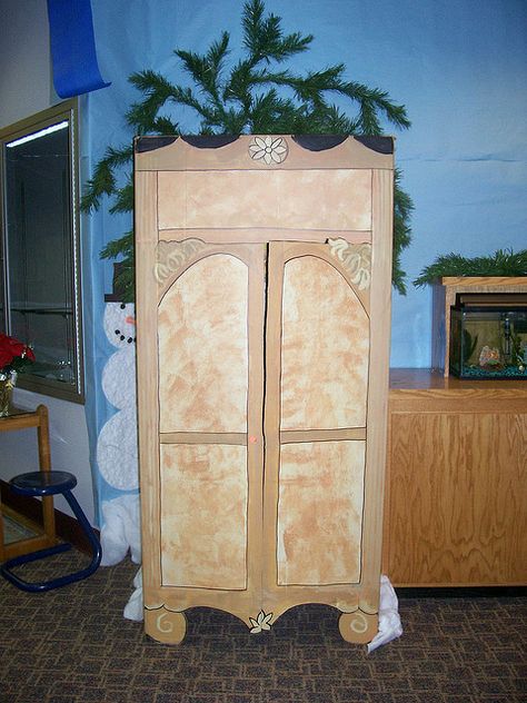 Narnia Wardrobe made from a refridgerator box! Drama Decorations, Narnia Classroom, Narnia Birthday, Narnia Party, Narnia Wardrobe, Narnia Costumes, Lion Witch Wardrobe, Girly Party Ideas, Narnia Movies