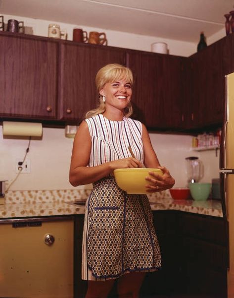 20,898 1970s Decor Photos & High Res Pictures - Getty Images 1970s Fashion Women, 1970s Kitchen, 1970s Decor, Vintage Housewife, Happy Housewife, 1970s Women, An Apron, Blonde Woman, Domestic Goddess