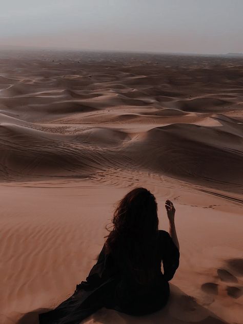 Dark Arabian Aesthetic, Arabian Night Aesthetic, Assassins Blade Aesthetic, The Assassins Blade Aesthetic, Throne Of Glass Series Aesthetic, Sahara Aesthetic, Djinn Aesthetic, Desert Aesthetic Fashion, Dark Fairytale Aesthetic