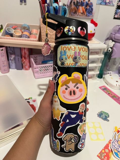 Stickers On Water Bottles, Water Bottles Aesthetic, Bottles Aesthetic, Cute Water Bottles, Backpack Pins, Fun Easy Crafts, Decorated Water Bottles, Cute Little Things, Apartment Inspiration