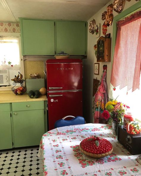 Alla inlägg • Instagram Red And Green Kitchen Color Scheme, Green And Red Kitchen, 80s House Decor, 50s Home Decor, Mint Green Kitchen, 50s Home, 50s House, Cozy Kitchens, Strawberry Flowers