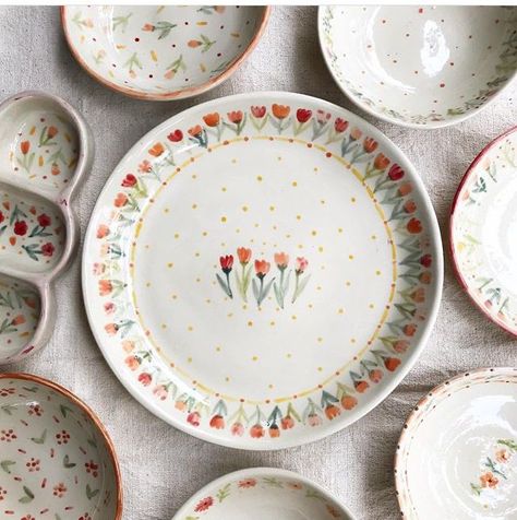 Anthropologie Cookware, Pottery Plate Painting Ideas Aesthetic, Pretty Pottery Painting, Bowl Designs Ceramic, Ceramic Dish Painting Ideas, Birthday Plates Ceramic Diy, Cute Pottery Painting Ideas Aesthetic, Aesthetic Dishware, Cute Pottery Painting Ideas Plates