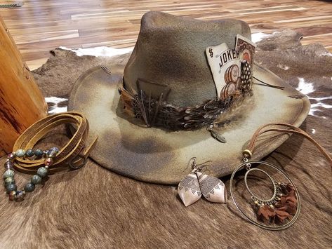 Brown Felt Hat With Feathers For Rodeo, Southwestern Brown Hat With Feathers, Brown Country Hat With Feathers, Feathered Felt Hat With Flat Brim For Western-themed Events, Western-themed Fedora With Feathers, Outback Hat, Brown Hats, Feather Hat, Hat Band