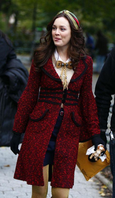 #blair #waldorf #queen #gg #leighton #diva #season #one #1x13 #TheThinLineBetweenChuckandNate" Preppy Blair Waldorf, Blair Waldorf Coat, Blaire Woldorf Outfit, Gossip Girl Series, Blair Fashion, Mode Gossip Girl, Estilo Blair Waldorf, Estilo Gossip Girl, Blair Waldorf Outfits