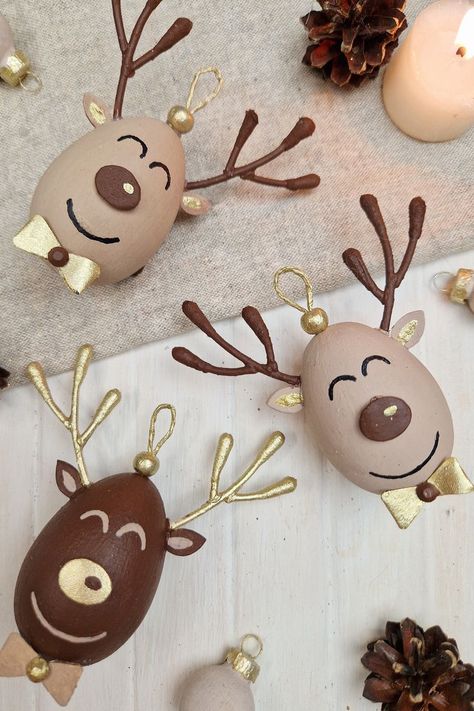 Einfache Bastelidee für DIY Rentiere als Weihnachtsdeko - Einfache Anleitung für Rentiere aus Kunststoffeiern. Easy Christmas Ornaments, Reindeer Craft, Reindeer Decorations, Reindeer Ornaments, Plastic Eggs, Cotton Swabs, Gnomes Crafts, Diy Christmas Tree, Christmas Gnome