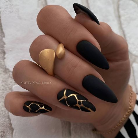 30 Classy Black Nail Designs To Glam You Up - 212 Black And Gold Nail Designs, Classy Black Nails, Black Almond Nails, Black Gold Nails, Hot Hands, Gold Nail Art, Gold Nail, Classic Nails, Glamorous Nails