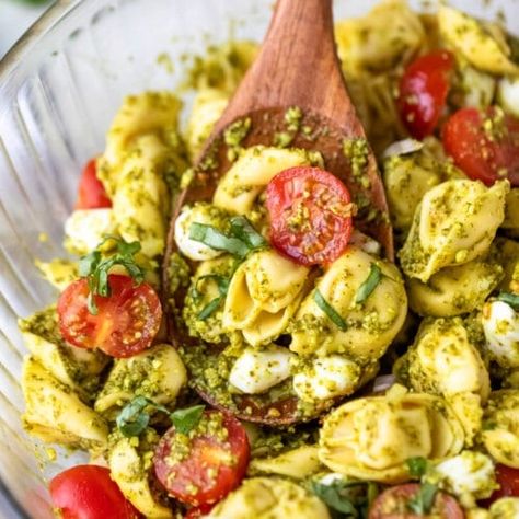 Pasta Salad Pesto, Pesto Salad Recipes, Tortellini Pesto, Tortellini Pasta Salad Recipes, Tortellini Pasta Salad, Salad Appetizer Cups, Summer Pasta Salad Recipes, Cookout Side Dishes, Pesto Tortellini