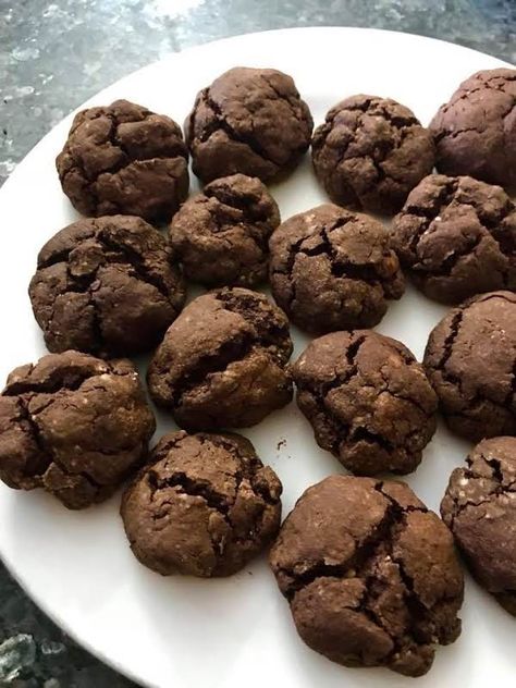 Chocolate Amaretto Cookies Recipe Chocolate Crackle Cookies Recipes, Amaretto Cookies, Alcohol Desserts, Chocolate Crackle Cookies, Crackle Cookies, Alcoholic Desserts, Italian Recipes Dessert, Boozy Desserts, Dessert Gifts