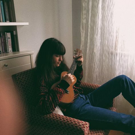 Photos With Ukulele, Ukele Aesthetic, Ukulele Art Aesthetic, Playing Ukulele Aesthetic, Indie Musician Aesthetic, Ukulele Photoshoot, Ukelele Aesthetic Girl, Ukulele Aesthetic Vintage, Aesthetic Ukulele