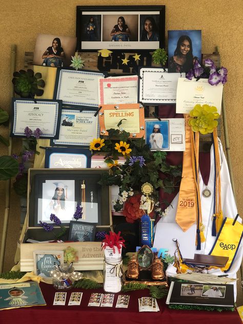 How To Display Awards And Certificates, Graduation Award Display, Grad Party Awards Display, High School Graduation Photos, Trunk Party, Graduation Party High, Graduation Party Diy, Award Display, Award Certificates