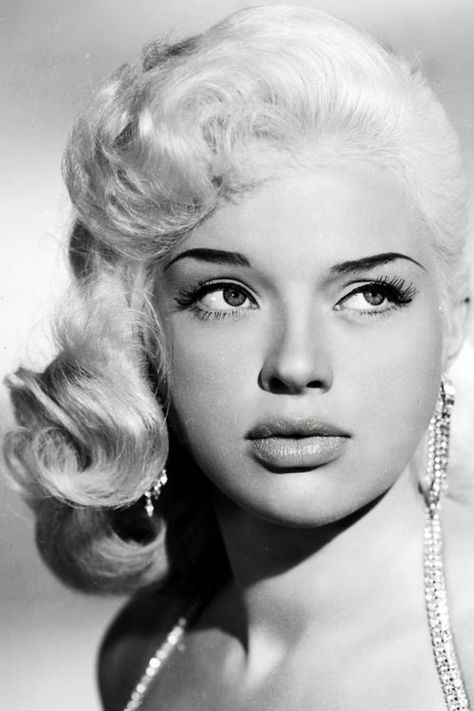 Diana Dors born Diana Mary Fluck 23 October 1931 4 May 1984 was an English actress She first came to public notice as a blonde bombshell in the style of Famous Blondes, Hollywood Divas, Diana Dors, Photographie Inspo, Actrices Hollywood, Blonde Bombshell, Old Hollywood Glamour, Vintage Glamour, White Photo