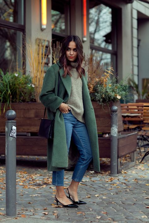 Pullover Sweaters Outfits, Fall Fashion Coats, Baby Mode, Looks Jeans, Blazer Outfit, Mode Casual, Stil Inspiration, Green Coat, Coat Outfits