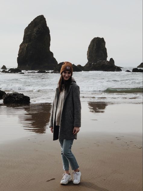 Cannon beach | oregon coast | PNW | outfit ideas | aesthetic Seaside Oregon Outfit, Oregon Beach Outfit, Cannon Beach Oregon Outfits, Cost Outfits, Oregon Coast Outfit, Pnw Outfit, Outfits For Exploring, Oregon Beach Aesthetic, Oregon Coast Photoshoot