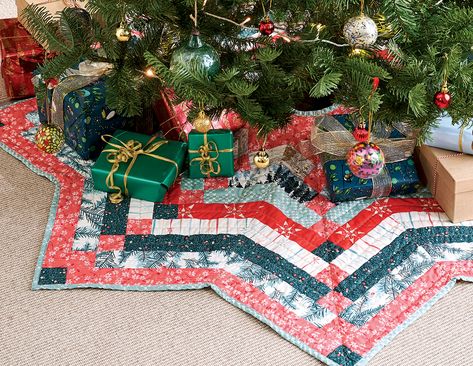 Free Christmas Tree Skirt Pattern Christmas Tree Skirt Pattern, Christmas Tree Skirts Patterns, Tree Skirt Pattern, Skirt Pattern Free, Christmas Tree Quilt, Christmas Sewing Projects, Christmas Quilt Patterns, Tree Quilt, Christmas Quilts