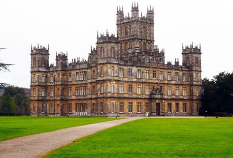 Downtown Painting, Downton Abbey Castle, Modern English Country Decor, Lady Violet, Highclere Castle, Downton Abby, English Castles, Day Trips From London, Gentlemans Club