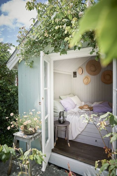 Scandinavian Summer House, Elle Decoration, Summer Cottage, Up House, Garden Buildings, Garden Shed, House Inspo, Garden Room, 인테리어 디자인