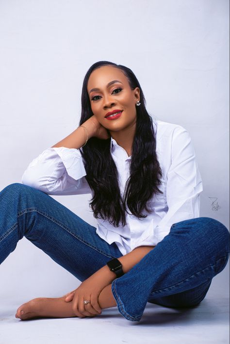 Blue Jean Photo Shoot, Career Woman Fashion, Studio Photoshoot Ideas, Blue Outfits, Blue Jean Outfits, Birthday Shoot, Photoshoot Idea, Sitting Poses, African Fashion Women Clothing