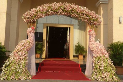 Gate Decoration With Flowers, Entry Gate Ideas, Entry Gate Decoration Wedding, Entry Gate Decoration, Haldi Entry, Entrance Door Decor, Saree Ceremony, Wedding Peacock, Decoration With Flowers