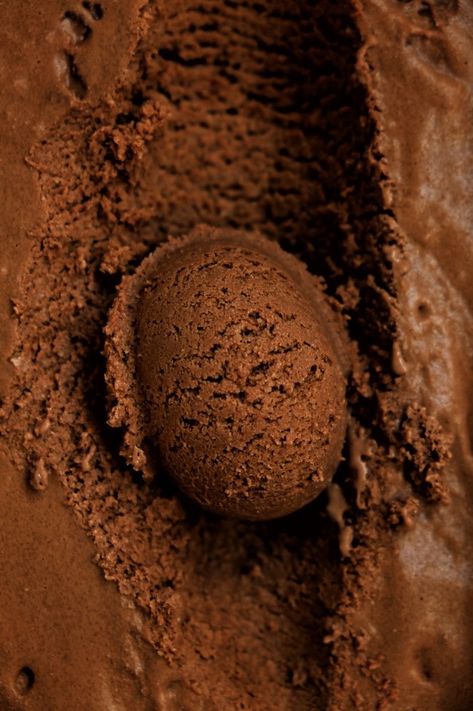 A custard chocolate ice cream recipe with simple ingredients. No need ice cream maker, just a hand mixer with whisks Chocolate Gelato Recipe, Chocolate Gelato, Chocolate Ice Cream Recipe, Gelato Recipe, Homemade Ice Cream Recipes, Whisks, Baking Blog, Chocolate Ice, Hand Mixer