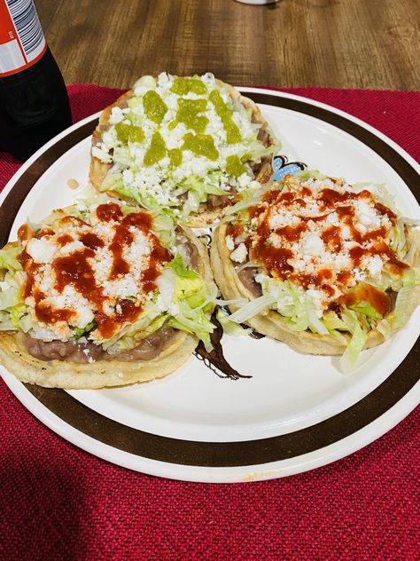 👩‍🍳Sopes Easy Sopes Recipe, Sopes Mexican, Food Asthetic Picture Mexican, How To Make Sopes, How To Make Sopes With Maseca, Mexican Food Aesthics, Mexican Sopes, Toasted Crostini, Healthy Food Dishes