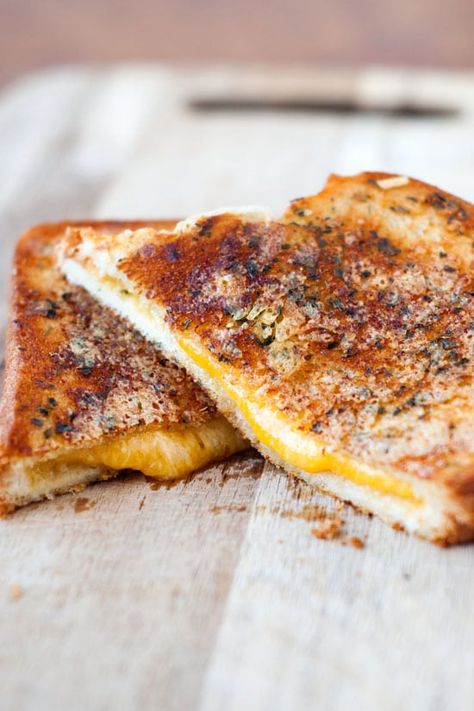 These garlic parmesan crusted grilled cheese sandwiches are what dreams are made of! This recipe turns an easy, classic sandwich into the best gourmet grilled cheese! Sinkerdoodle Cookies, Garlic Bread Grilled Cheese, Crispy Garlic Bread, Crispy Garlic, Lunch Wraps, Grilled Cheese Sandwiches, Best Grilled Cheese, Grilled Cheese Recipes, Soup And Sandwich