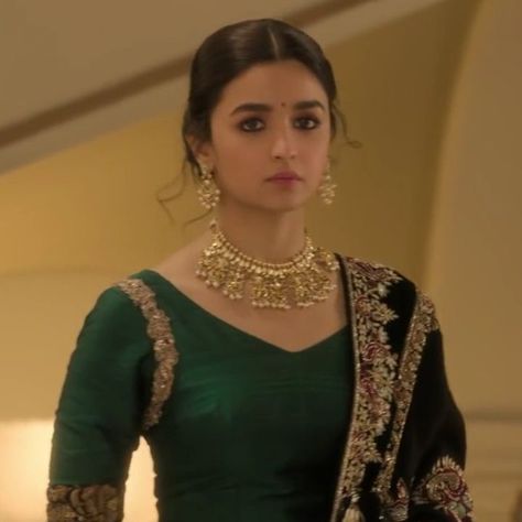 😩🖤 #Kalank Alia Bhatt Lehenga, Salwar Neck Designs, Alia Bhatt Photoshoot, Shadi Dresses, Indian Designer Suits, Dress Neck Designs, Indian Bridal Dress, Bollywood Wedding, Indian Bridal Fashion