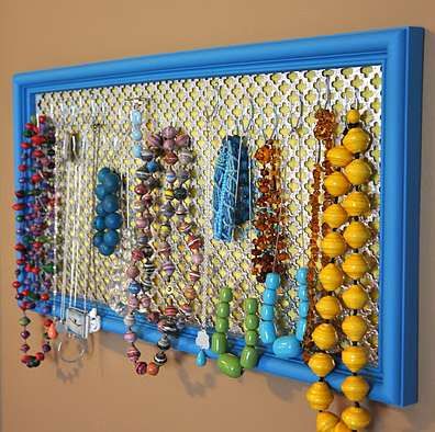 10 portagioie fai-fa-te per mettere ordine a collane e orecchini Upcycle Jewelry Box, Earring Card Display, Diy Display, Diy Jewelry Display, Dark Jewelry, Jewelry Displays, Display Cases, Upcycled Jewelry, Amazing Diy